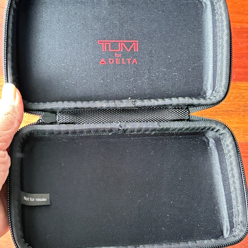 2 Tumi for Delta Airlines Amenity Travel Kits - Unisex - Picture 3 of 13